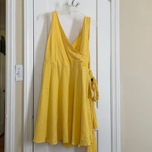 Wrap around yellow dress with pockets!!! XL